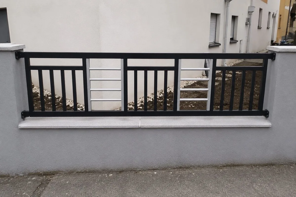 Modell KONTRAST — schwarzer Zaun mit Stäben und Aluminiumquerstreben