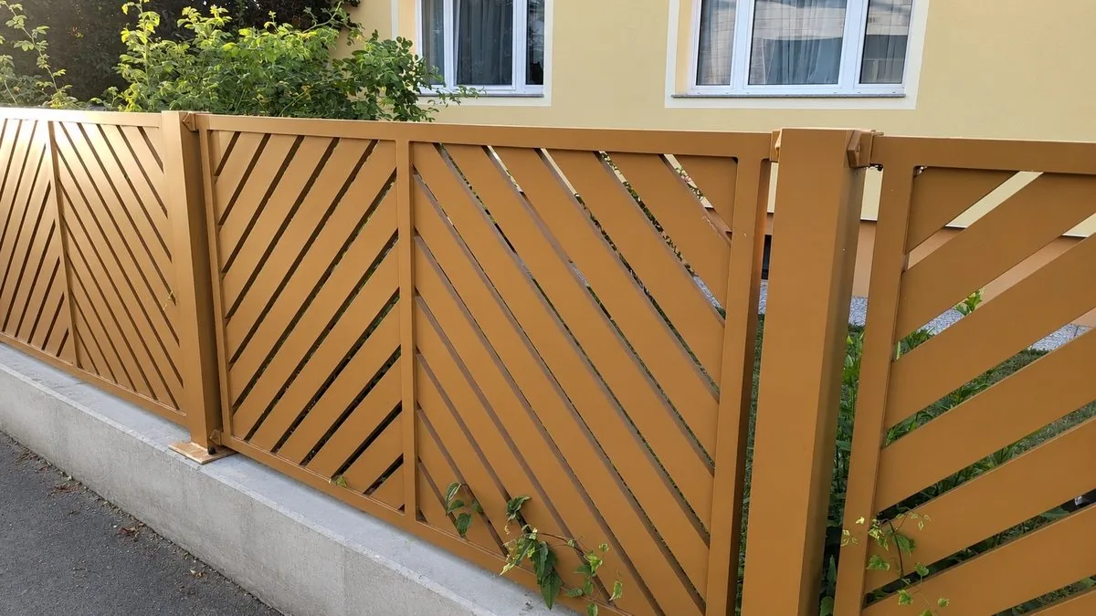 Modell SAHARA — ockerfarbener Zaun mit diagonalen Lamellen